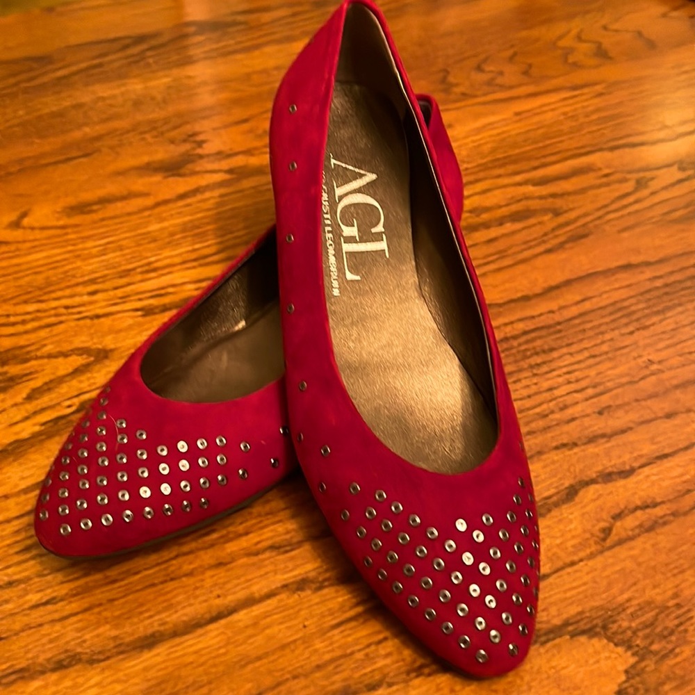 Gorgeous brand new Attilio Giusti Leombrini suede flats